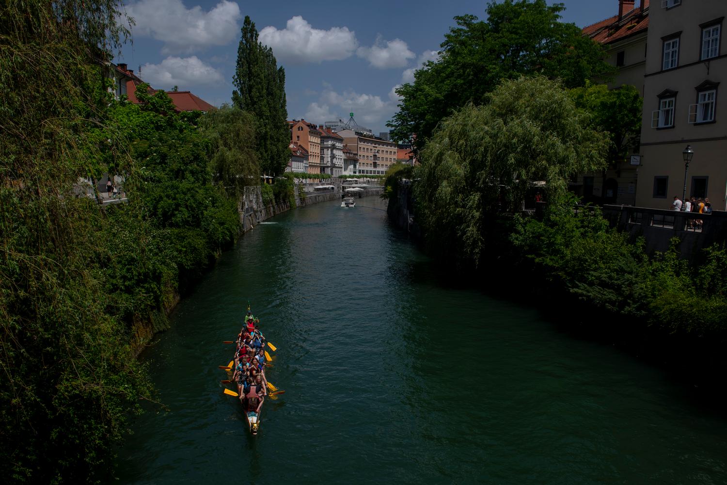 Utrinek iz Ljubljane; fotografija z razstave Nostalgija na očeh (Gallusovo nabrežje, Ljubljana, od 1. oktobra do 10. novembra 2021)