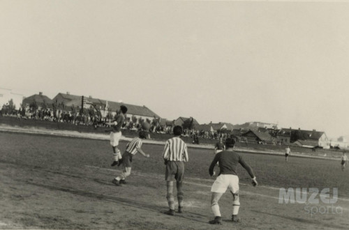 Tekma za prvenstvo Ljubljanske pokrajine med Ljubljano in Marsom na Hermesovem stadionu v Šiški 6. junija 1943 (fotografija z razstave o zgodovini ljubljanskega nogometa, Krakovski nasip, Ljubljana, od 1. oktobra do 1. novembra 2021)