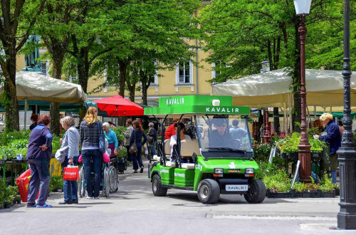 Električno vozilo Kavalir na osrednji mestni tržnici