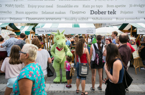 Zmajček Ljubo in obiskovalci na Okusih Ljubljane.