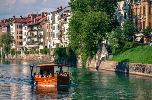 Ladjica na Ljubljanici.