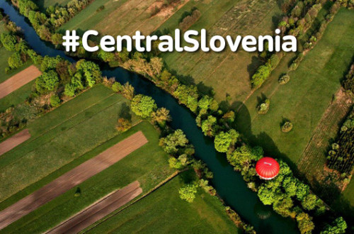 Polja v osredni Sloveniji. Na sredini je reka.