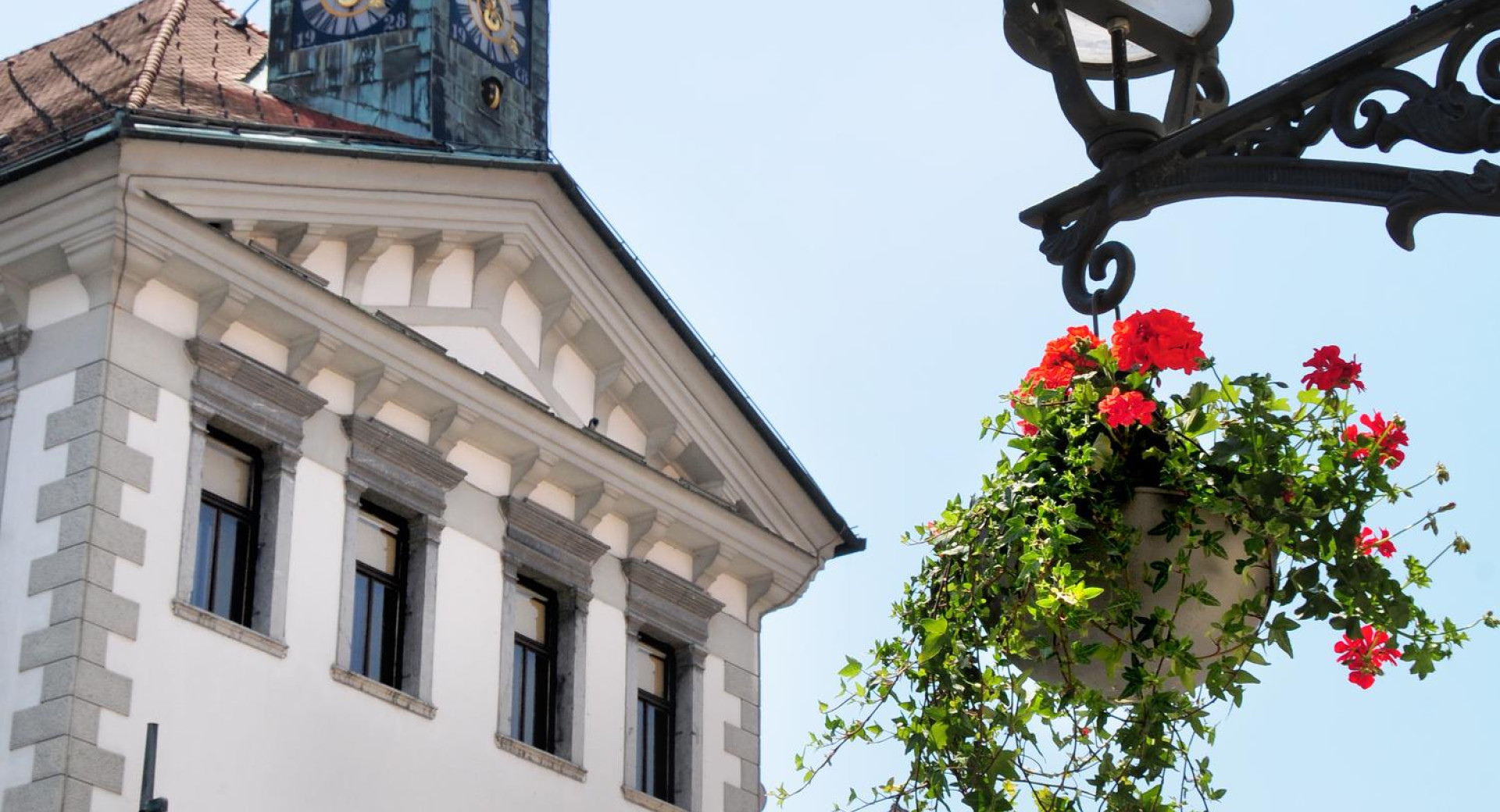 Cvetlične obešanke v starem mestnem jedru Ljubljane
