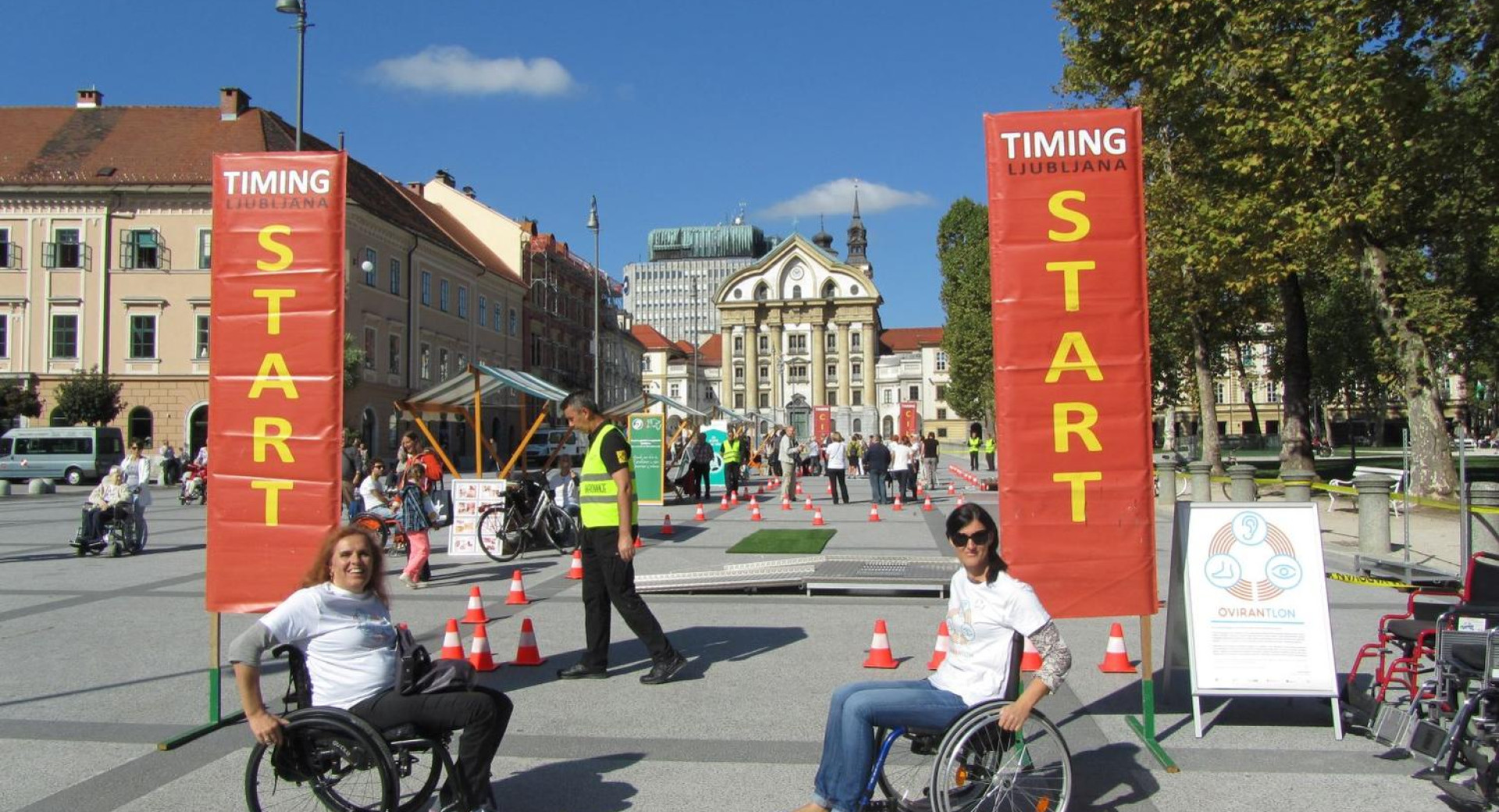 Človeka na invalidskih vozičkih na Kongresnem trgu v Ljubljani na prireditvi Oviratlon