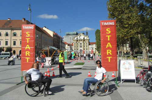 Človeka na invalidskih vozičkih na Kongresnem trgu v Ljubljani na prireditvi Oviratlon