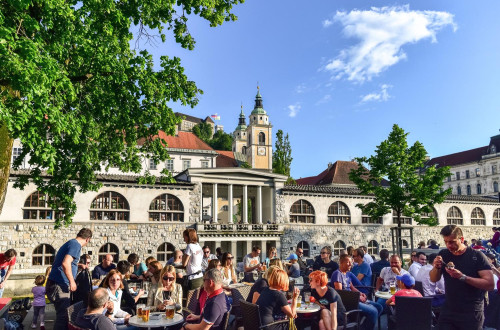 Polni gostinski lokali na nabrežju Ljubljanice