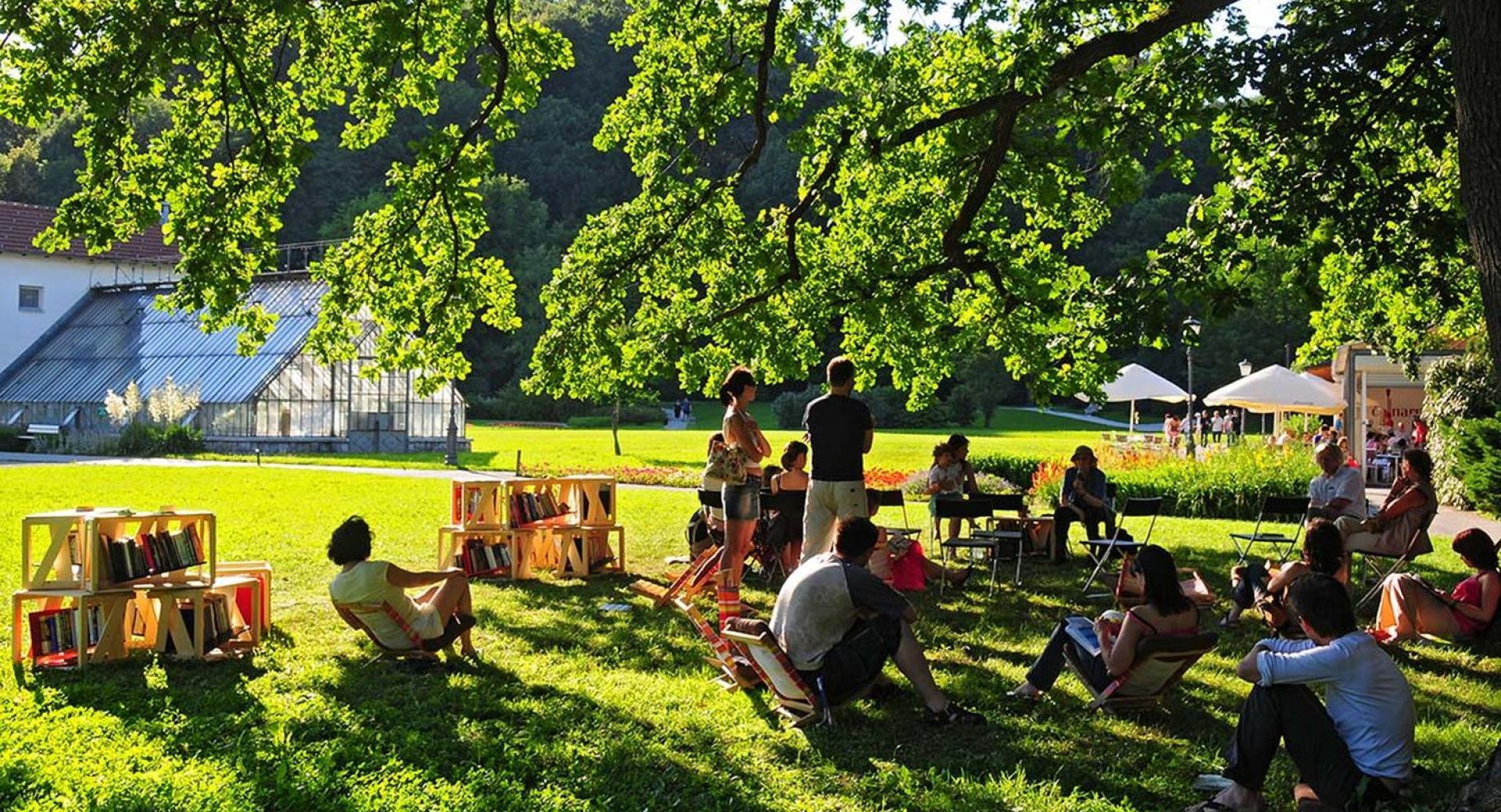 Knjižnica pod krošnjami v parku Tivoli v Ljubljani