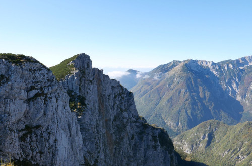 Modro nebo z vrhovi gora.