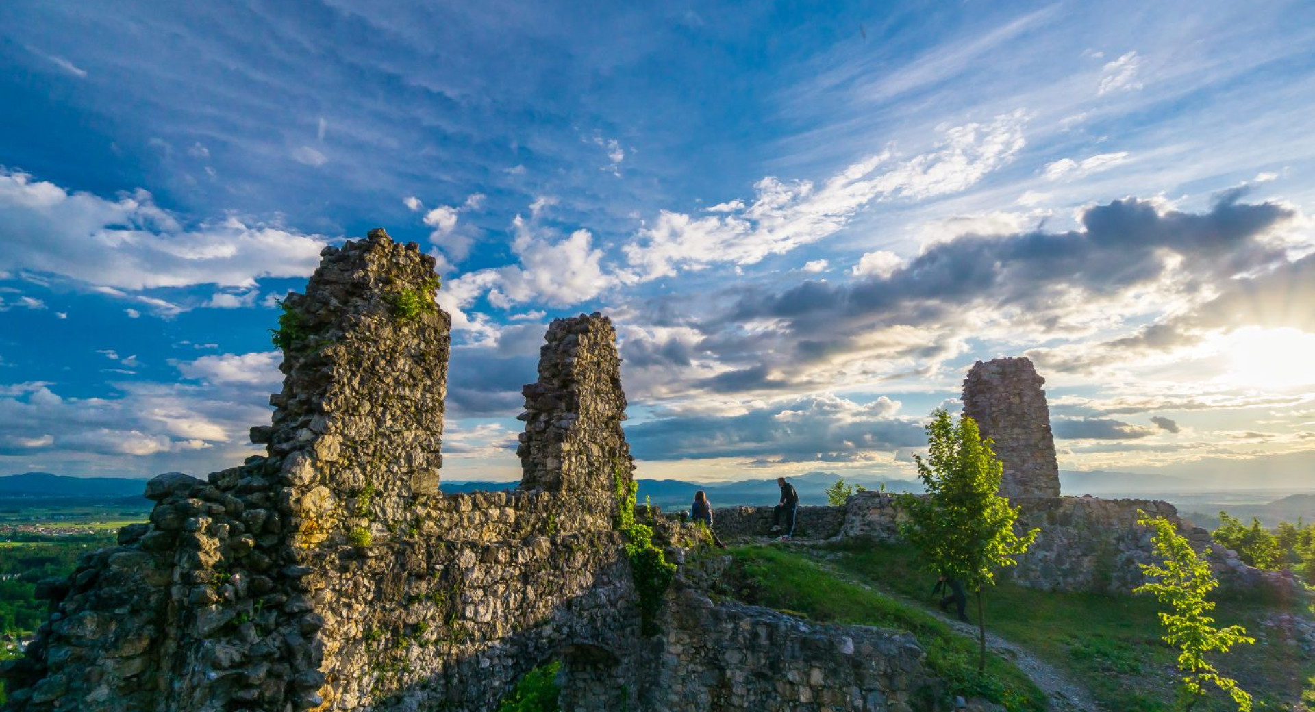 Ostanki starega sivega obzidja, obraslega z zelenjem.