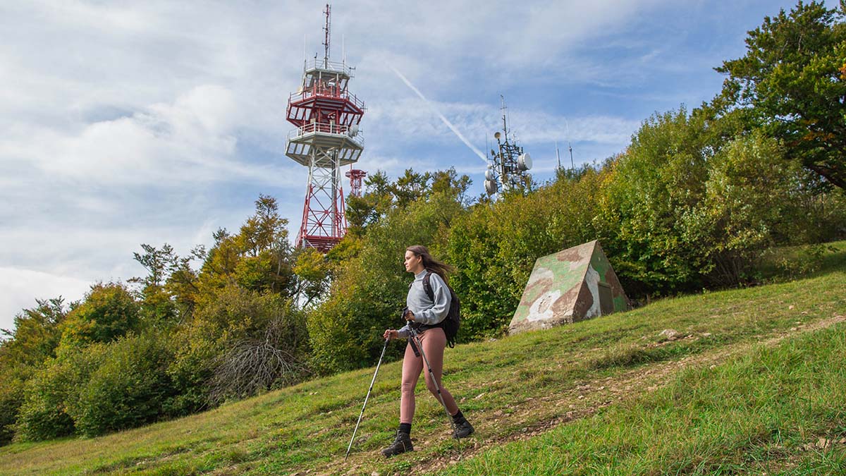 Pohodnica na poti s Krima. V ozadju radijski oddajnik.