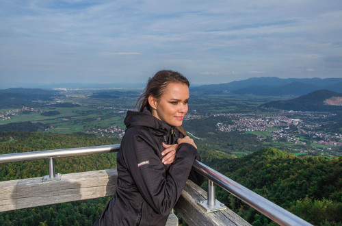 Planinka na vrhu razglednega stolpa na Planini nad Vrhniko.