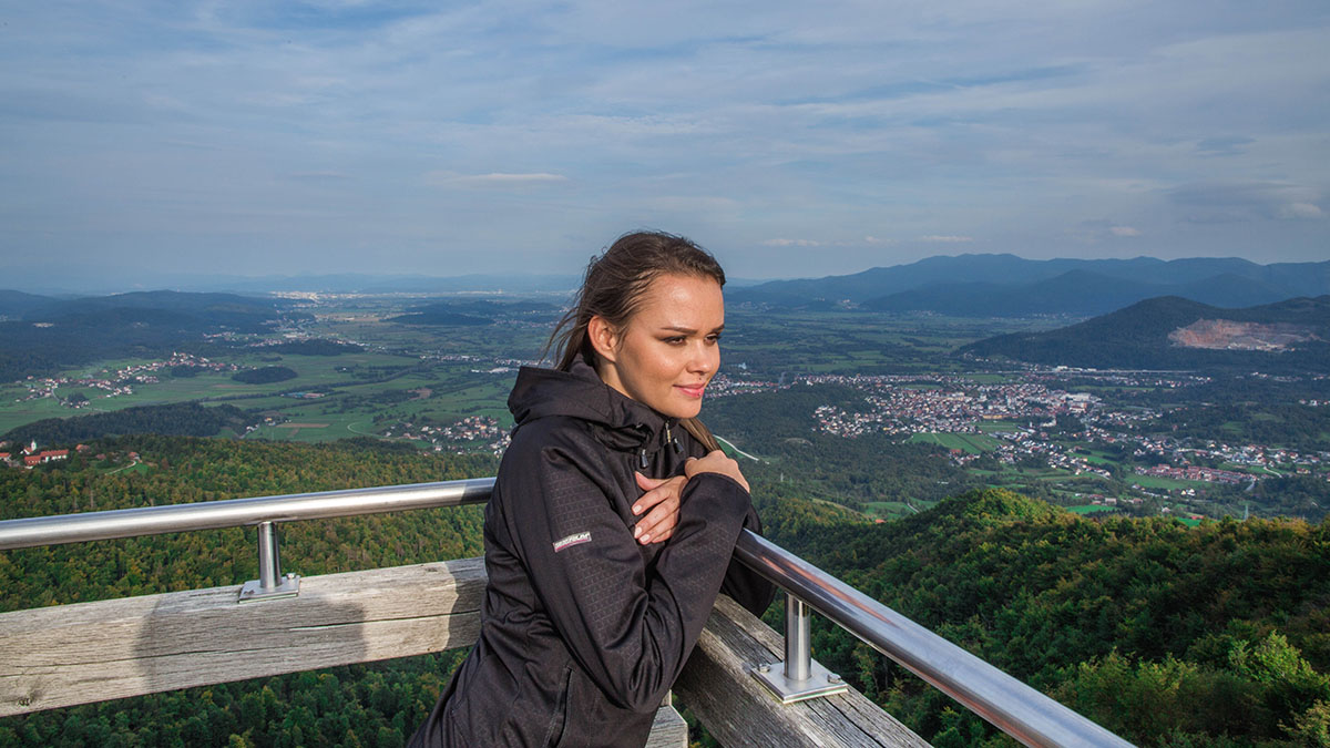 Planinka na vrhu razglednega stolpa na Planini nad Vrhniko.