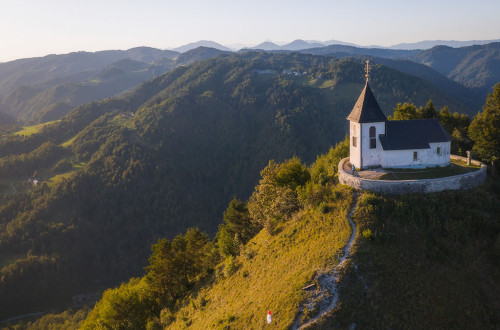 Cerkev svetega Lovrenca na Polhograjski Gori.