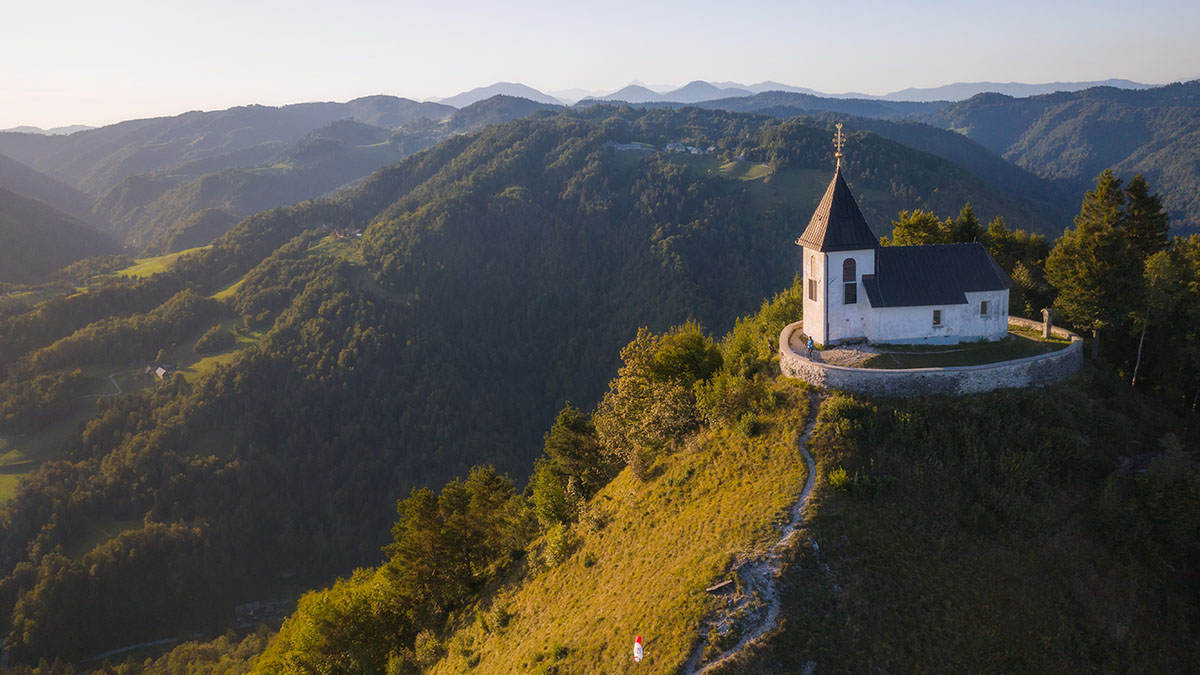 Cerkev svetega Lovrenca na Polhograjski Gori.