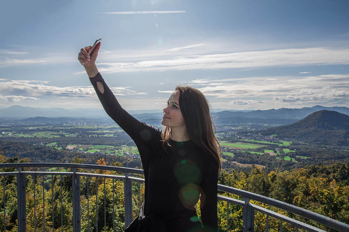 Dekle dela selfie na razglednem stolpu na vrhu Rašice.