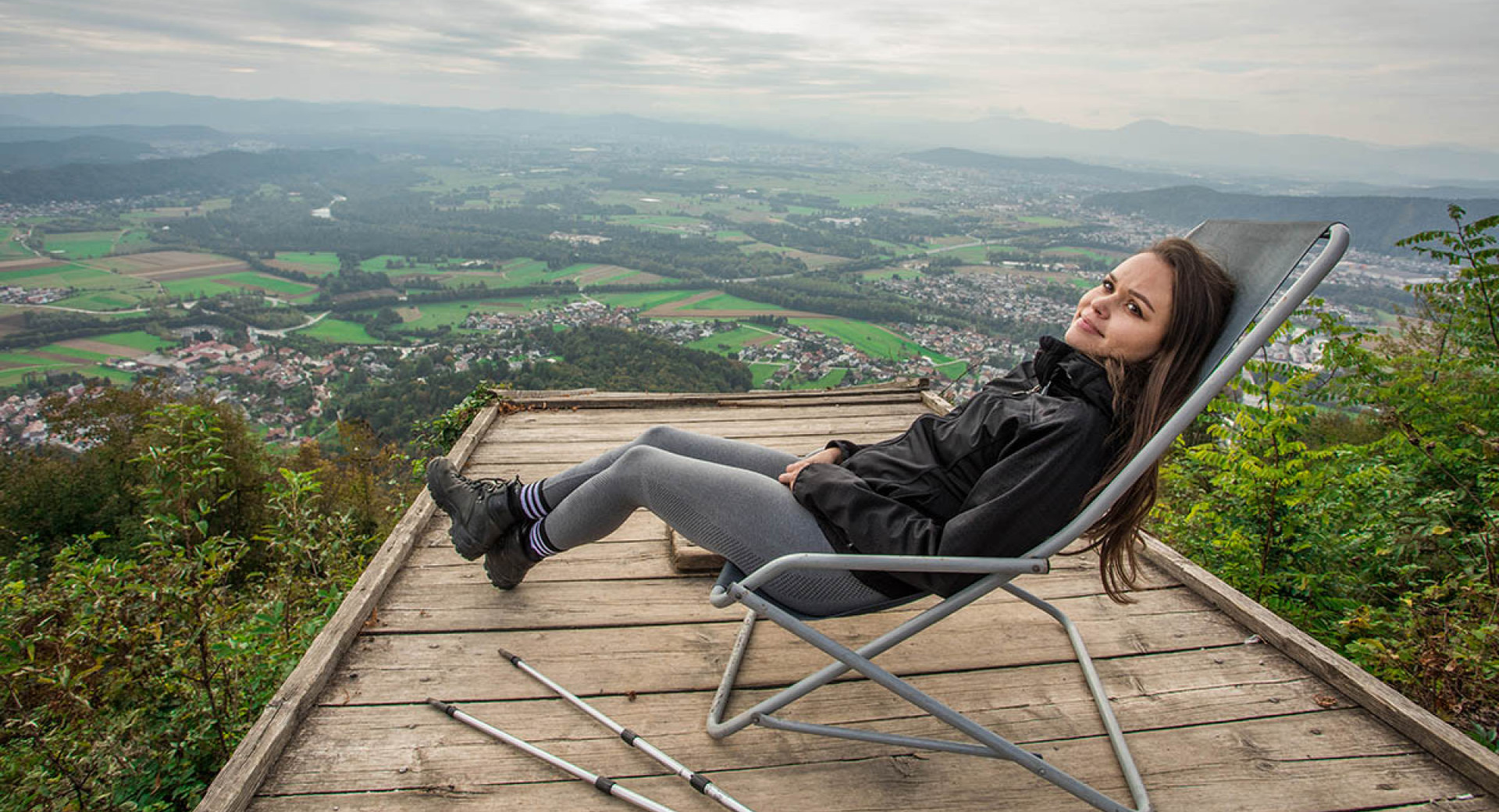 Dekle na ležalniku na razgledni ploščadi na vrhu Šmarne gore.