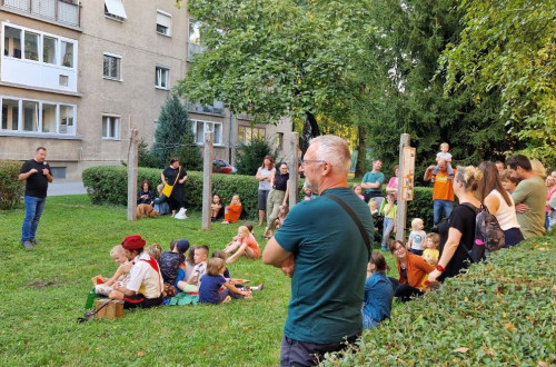 Ljudje na zelenici.