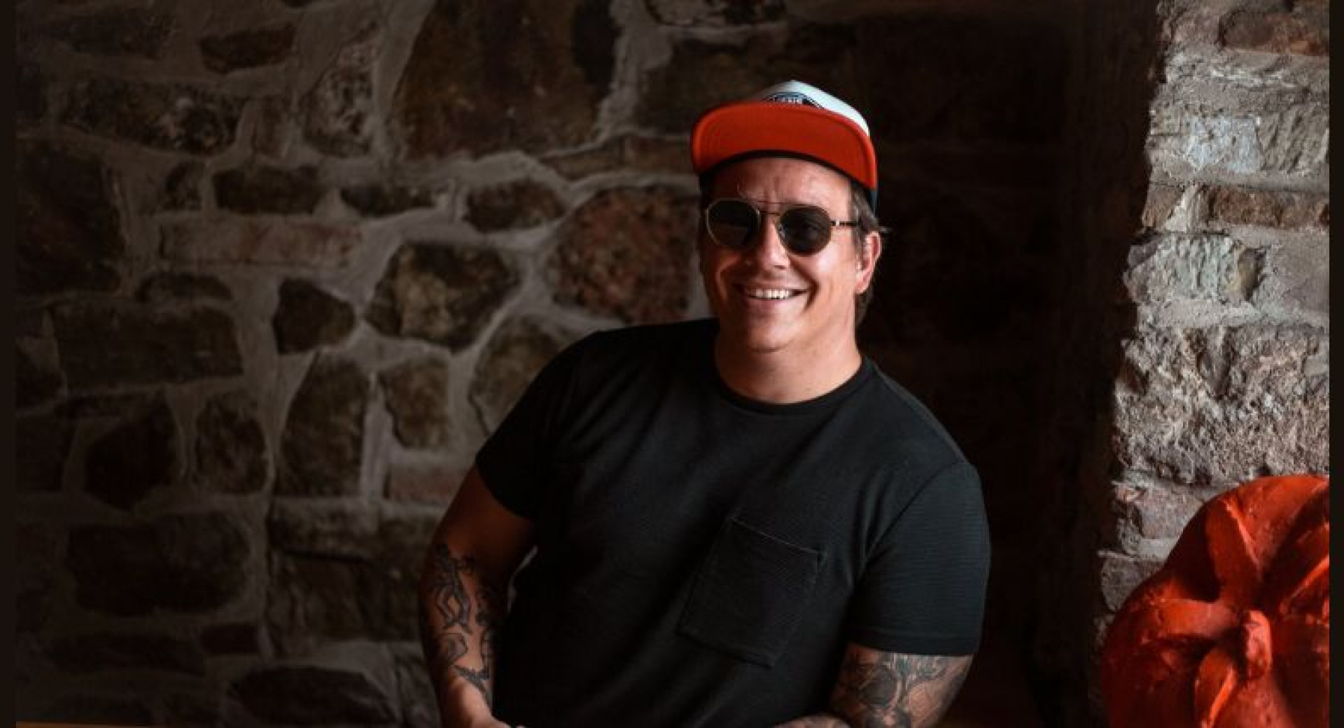 nasmejan moski s soncnimi ocali in kapo s siltom