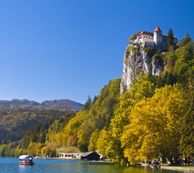 Mogocen srednjeveski grad kraljuje na strmi skali nad Blejskim jezerom, obdanim z gozdnatimi hribi in turkizno vodo.