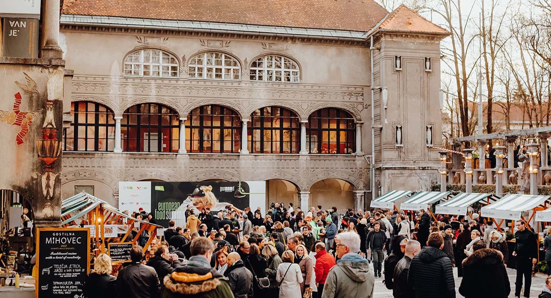 Množica ljudi na Odprti kuhni.