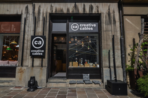 Pogled na procelje stavbe z napisom Creative Cables.