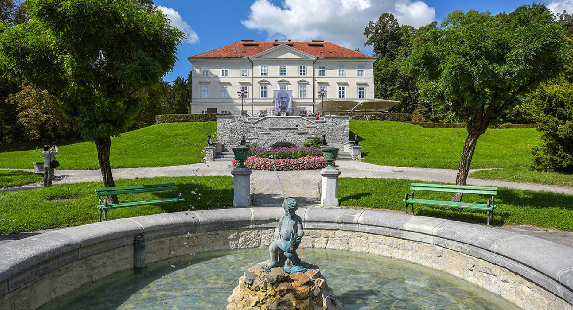 Park Tivoli. Fontana z Grafičnim likovnim centrom v ozadju.