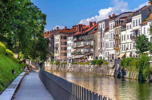 Nabrežje Ljubljanice. Pročelja hiš in sprehajalna pot.