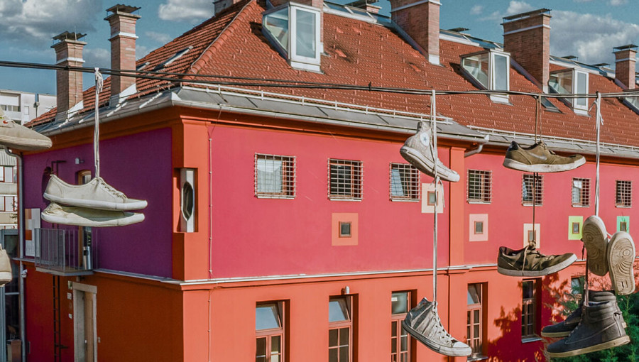Barvita stavba Hostla Celica v Ljubljani.