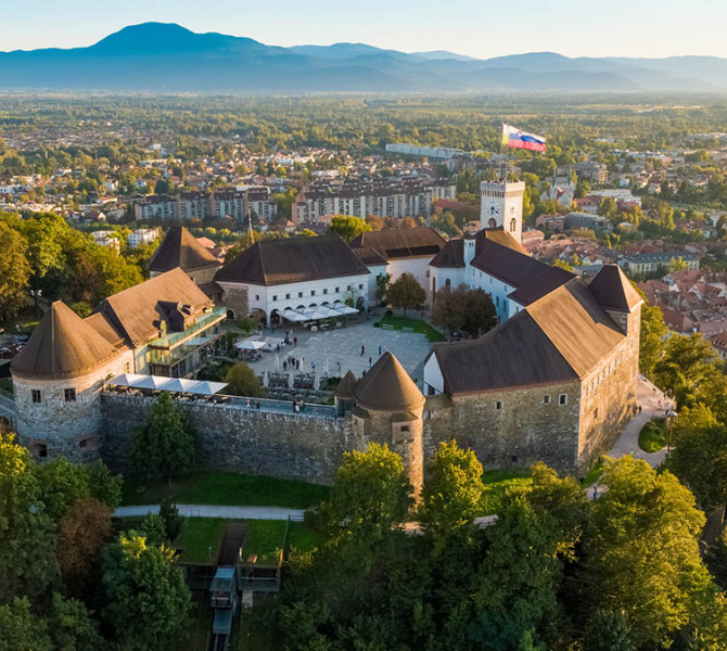 Grad na griču, v ozadju mesto.