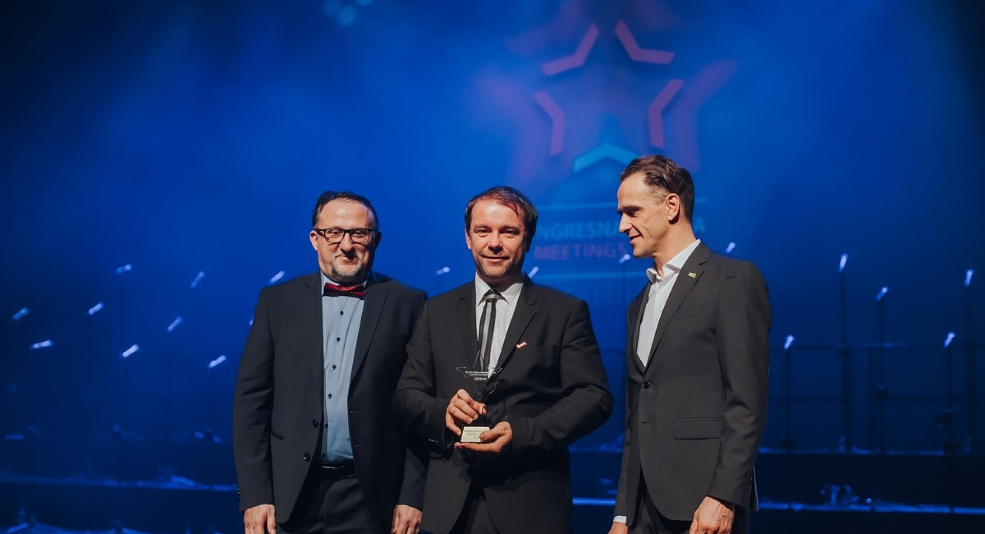Predstavniki Turizma Ljubljana in organizatorjev dogodka na odru s prejeto nagrado Meeting Star Award.