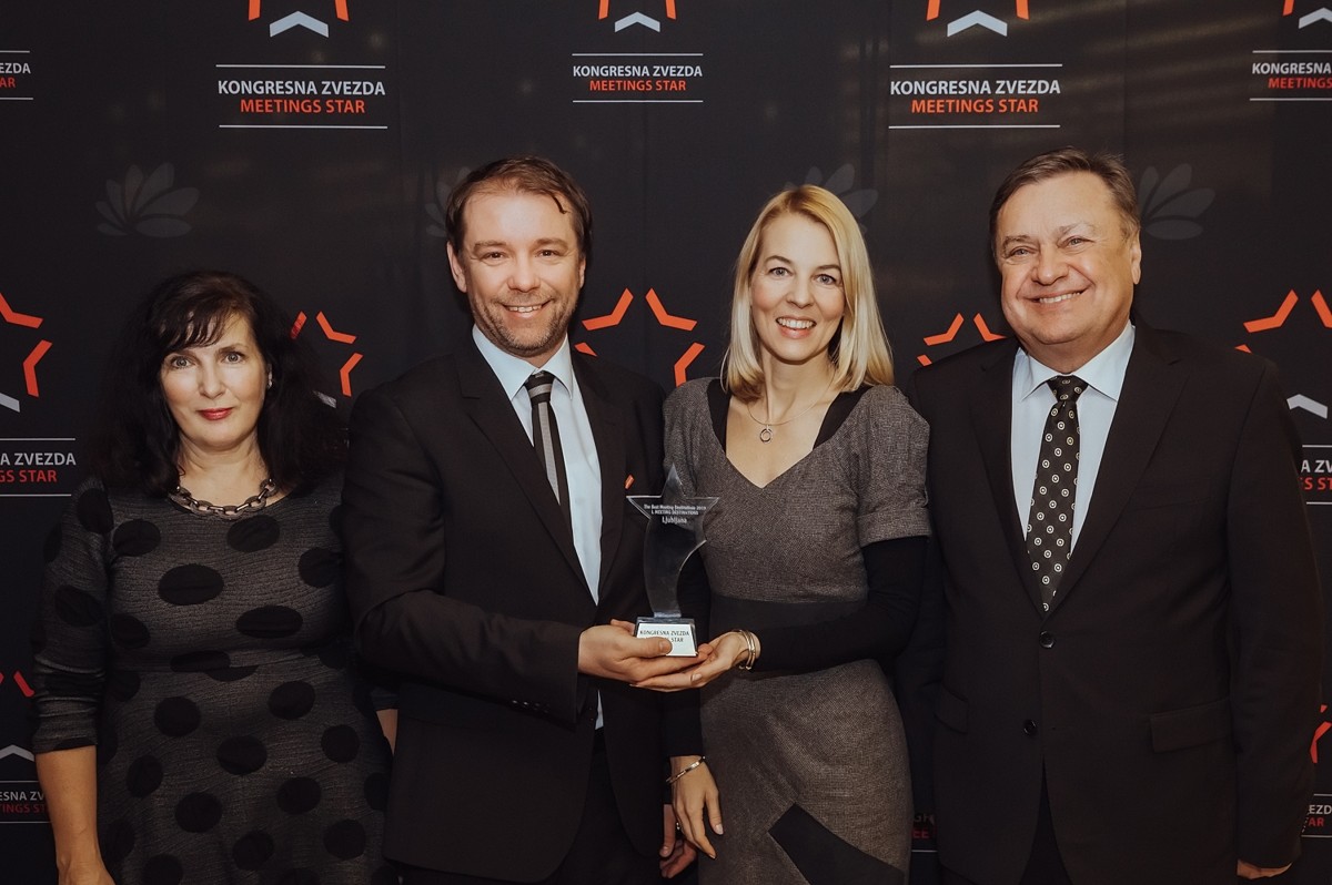 Predstavniki MOL in Turizma Ljubljana s prejeto nagrado Meeting Star Award za Ljubljano, podeljeno na poslovni borzi Conventa 2020..