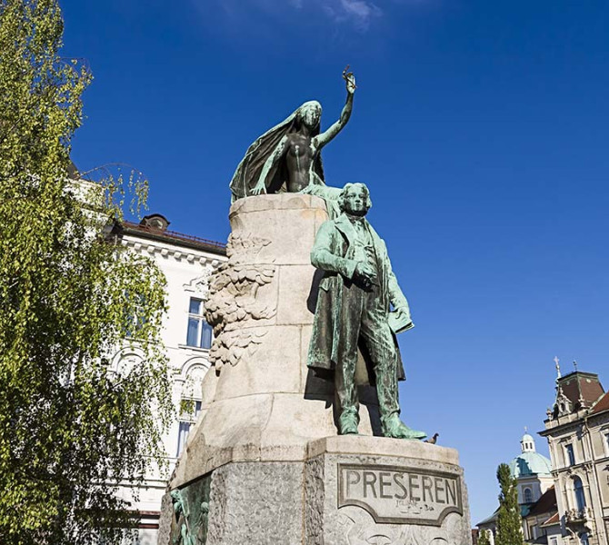 Spomenik pesniku, nad njim muza z oljcno vejico v roki.