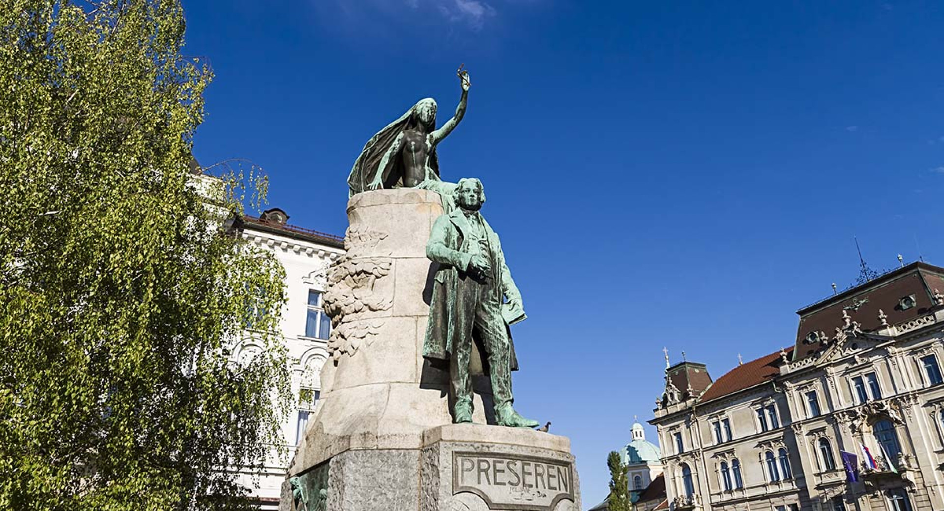 Spomenik pesniku, nad njim muza z oljcno vejico v roki.