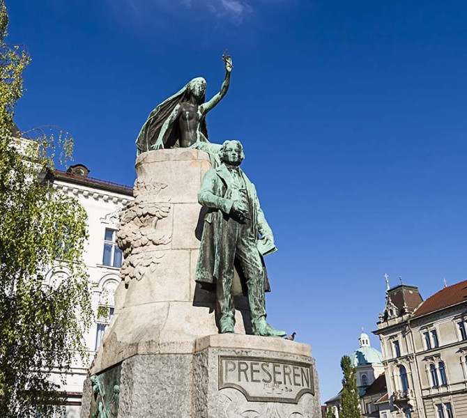 Spomenik poetu, nad njim muza z oljčno vejico v roki.