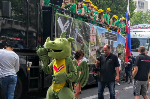 Zmajček Ljubo ob vozilu.