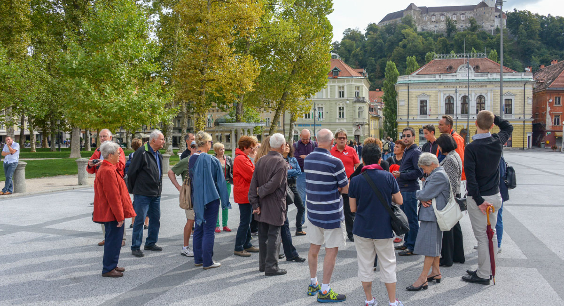 Vodnik ob vodenju skupine turistov.