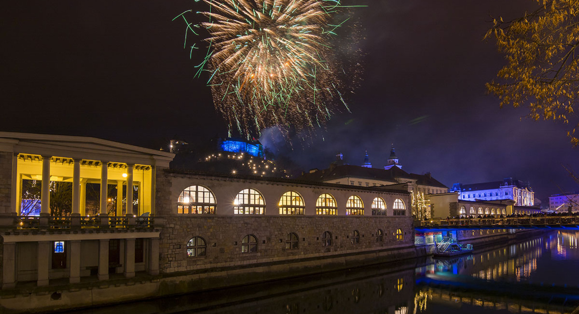 Ognjemet na Ljubljanskem gradu. V ospredju arkade Plečnikovih tržnic.