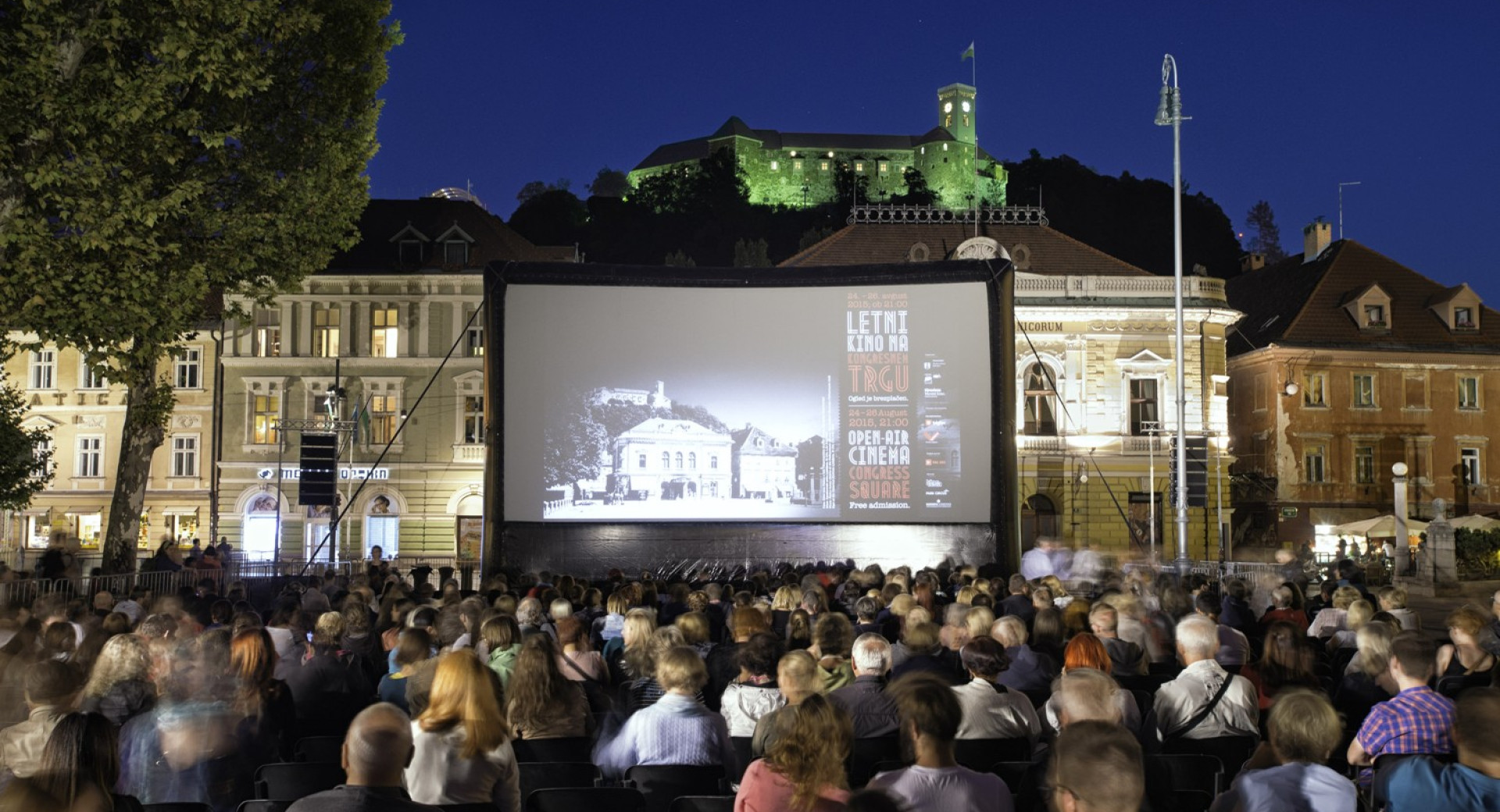 Obiskovalci letnega kina na Kongresnem trgu. V ozadju Ljubljanski grad.