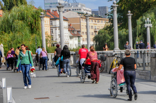 Ljudje na mostu.
