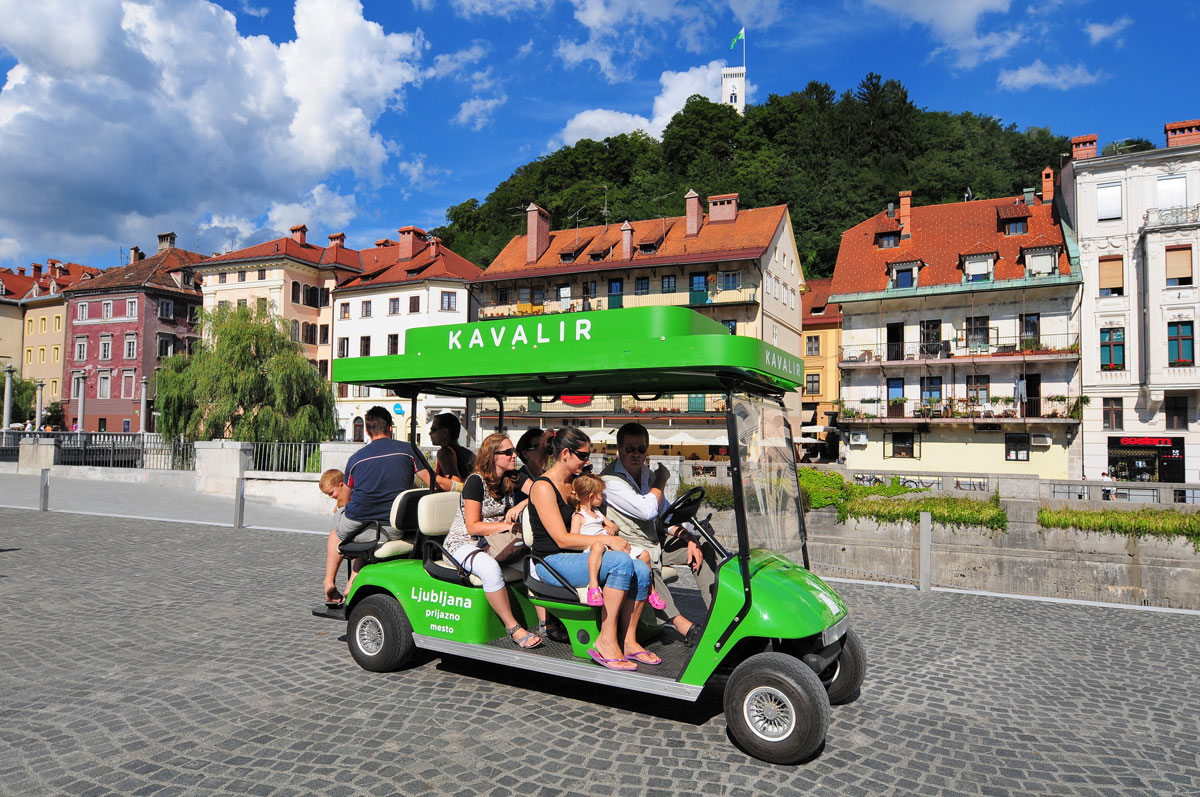 Kavalir v stari Ljubljani, v ozadju Ljubljanski grad na hribu.