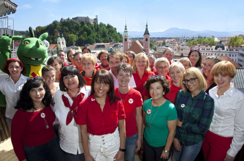 Sodelavci Turizma Ljubljana. V ozadju Ljubljanski grad.