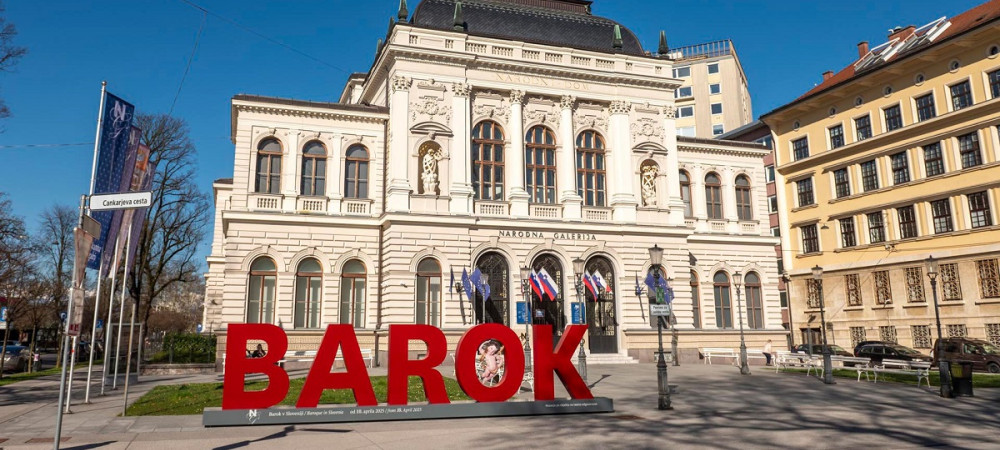 Zunanjost Narodne galerije s skulpturo Barok.