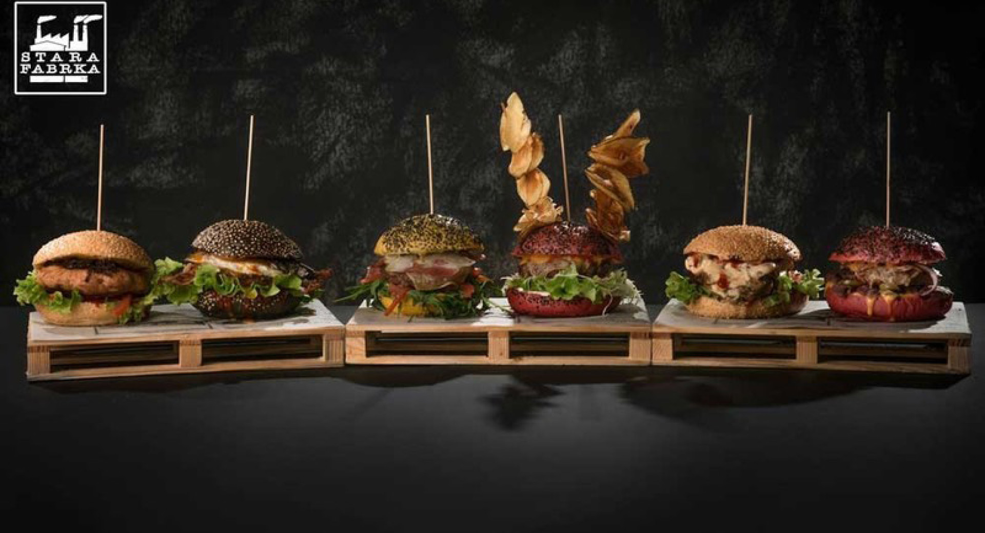 Različne vrste hamburgerjev na krožnikih.