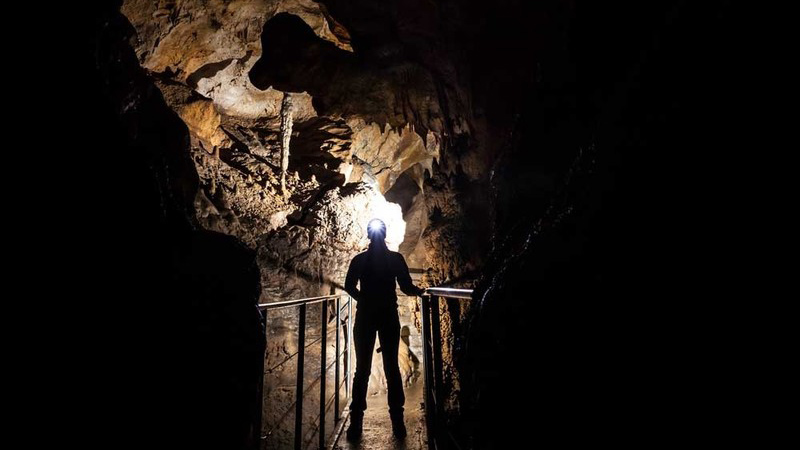 Obiskovalec v Železni jami v občini Domžale.