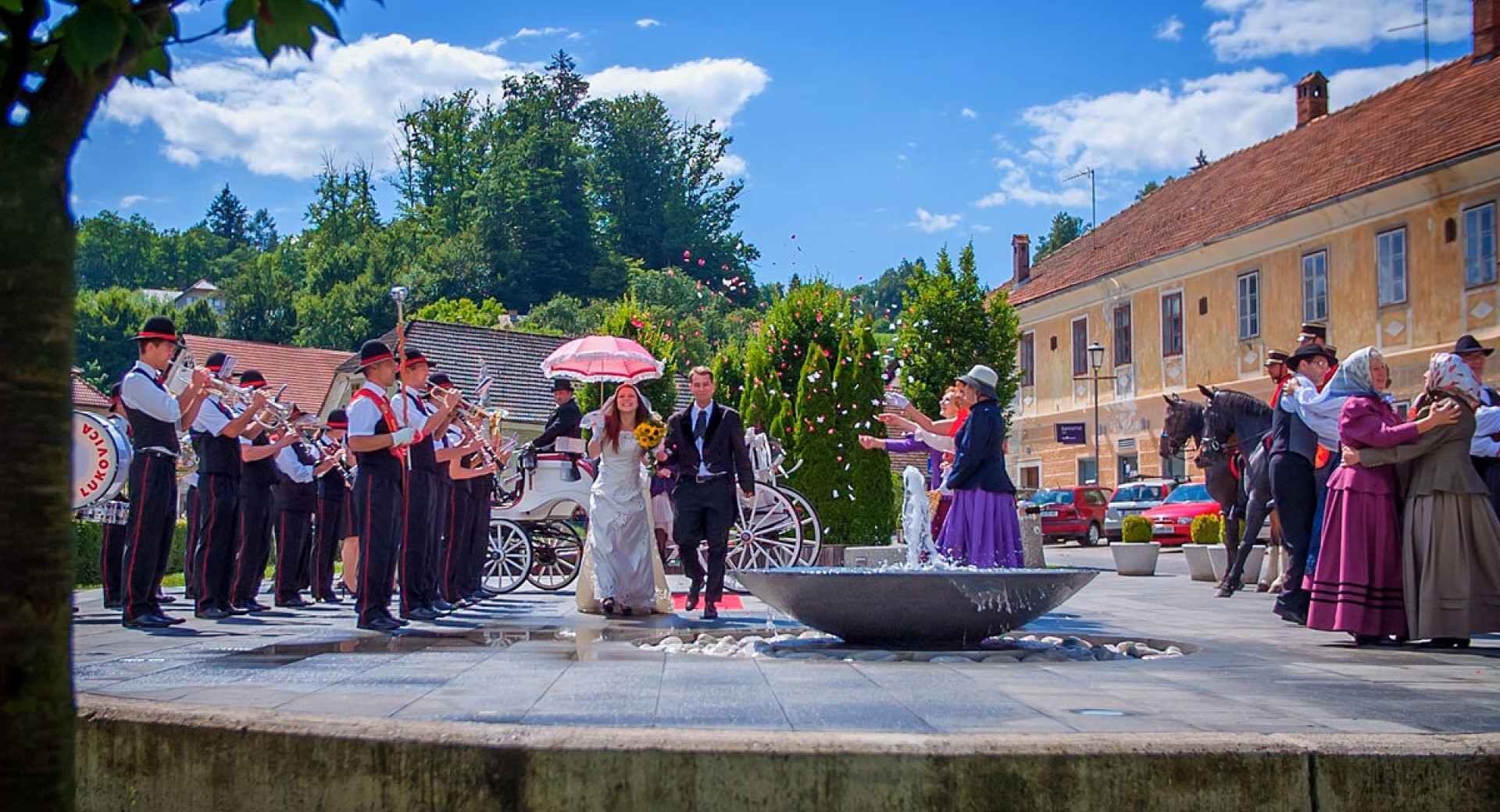 Kmečka poroka z godbo na pihalih v središču Lukovice.