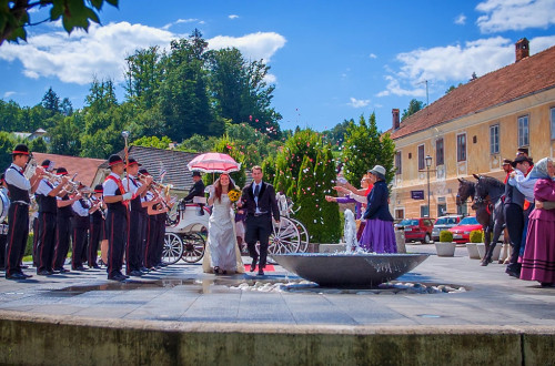Kmečka poroka z godbo na pihalih v središču Lukovice.