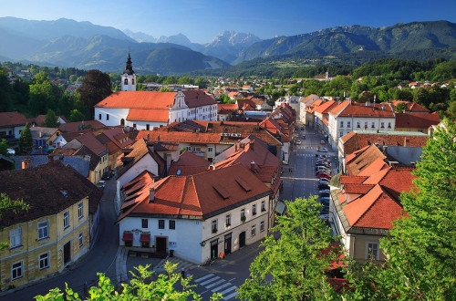 Panorama Kamnika, v ozadju Kamniško-Savinjske Alpe.