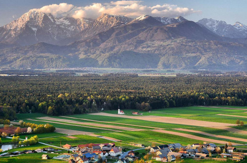 Panorama Medvod, v ozadju Kamniško-Savinjske Alpe..