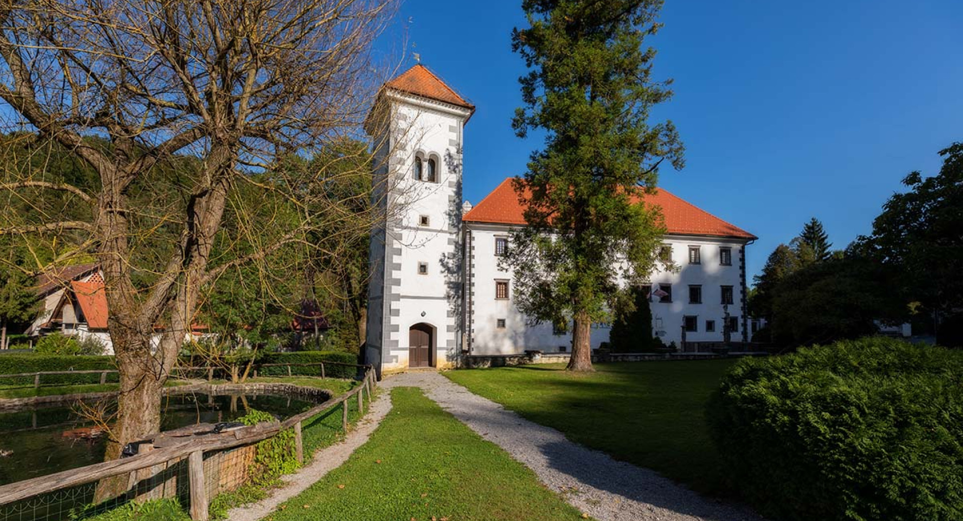 Polhograjska graščina z grajskim parkom.