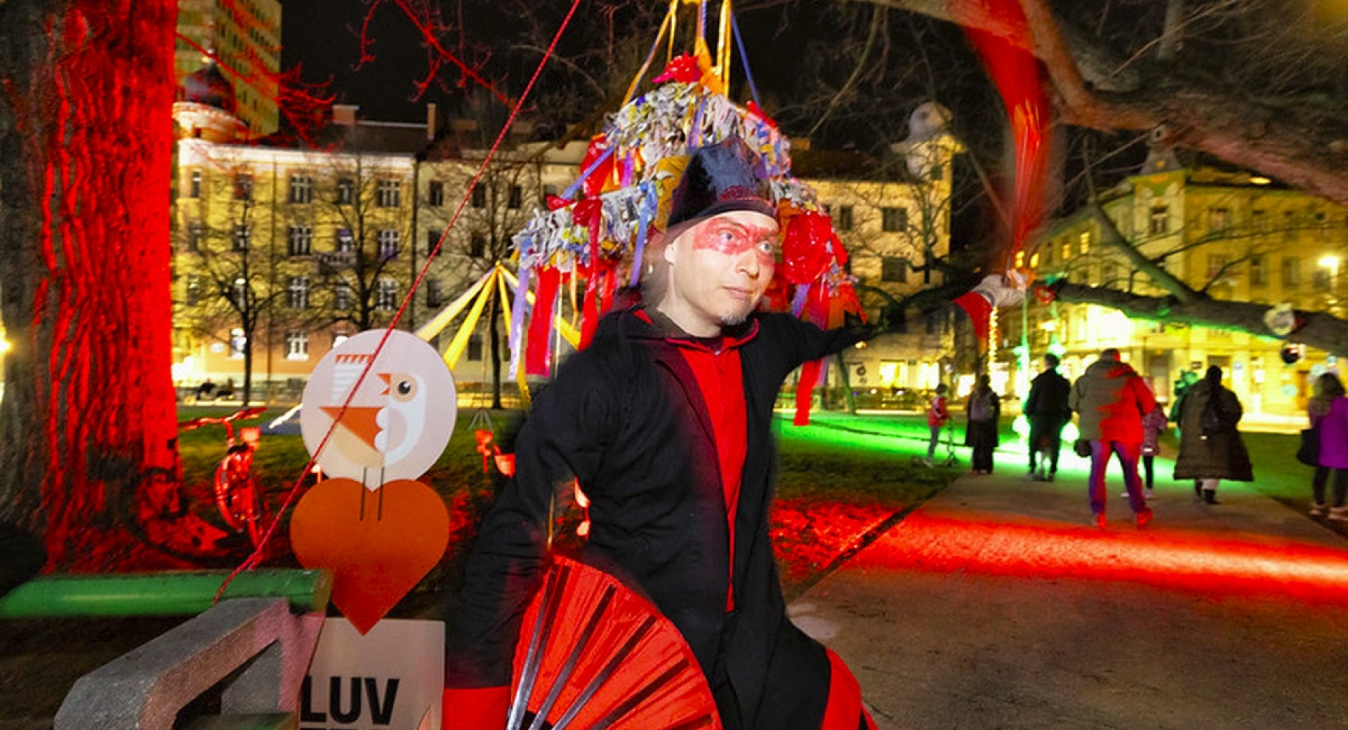 Oseba v kostumu, ob njej napis LUV fest.